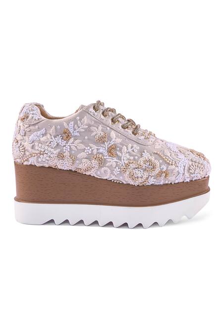 Buy_Anaar_Off White Galentine Wedge Embroidered Sneakers 