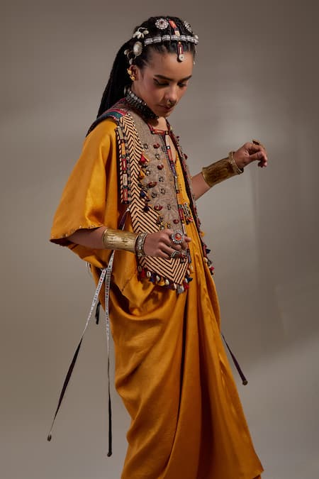 Aseem Kapoor Satin Round Neck Zuri Embroidered Gilet Jacket Online at Aza Fashions Aseem Kapoor_Satin Round Neck Zuri Embroidered Gilet Jacket _Online_at_Aza_Fashions