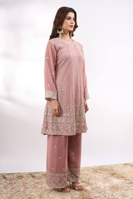 Alaya Advani_Pink Georgette Embroidery, Zari, Sequins V-neck Flower Kurta Set _Online_at_Aza_Fashions