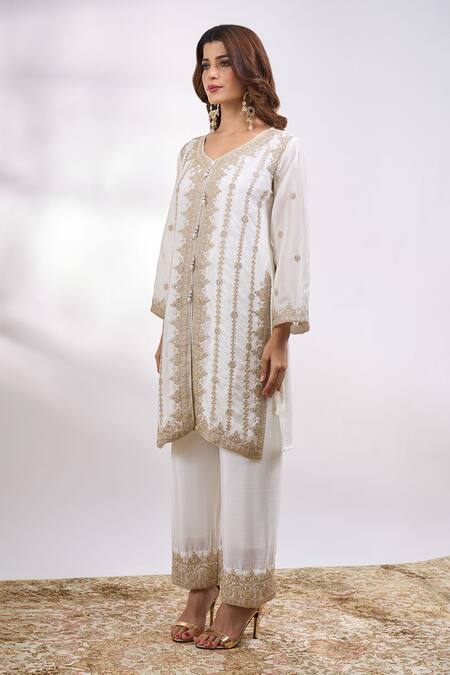 Alaya Advani_White Georgette Embroidery, Zari V-neck Floret Kurta Pant Set _Online_at_Aza_Fashions
