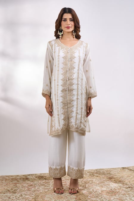 Shop_Alaya Advani_White Georgette Embroidery, Zari V-neck Floret Kurta Pant Set _Online_at_Aza_Fashions