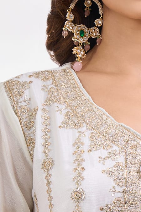 Alaya Advani_White Georgette Embroidery, Zari V-neck Floret Kurta Pant Set _at_Aza_Fashions