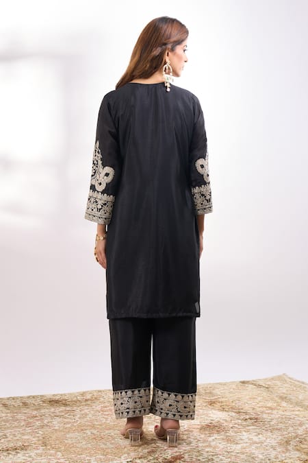 Shop_Alaya Advani_Black Georgette Embroidery V-neck Flora Kurta Pant Set _at_Aza_Fashions