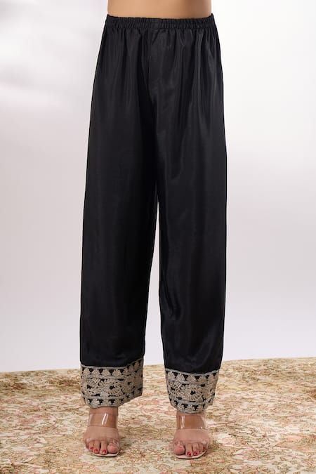 Alaya Advani_Black Georgette Embroidery V-neck Flora Kurta Pant Set _Online_at_Aza_Fashions