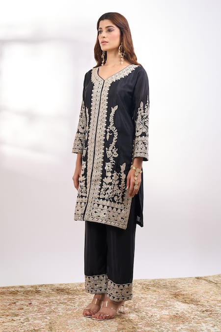 Buy_Alaya Advani_Black Georgette Embroidery V-neck Flora Kurta Pant Set _Online_at_Aza_Fashions