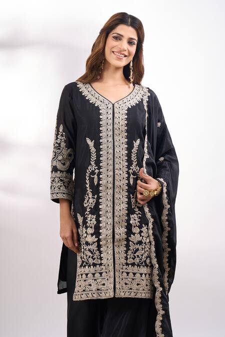 Alaya Advani_Black Georgette Embroidery V-neck Flora Kurta Pant Set _at_Aza_Fashions