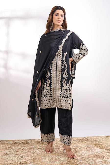 Buy_Alaya Advani_Black Georgette Embroidery V-neck Flora Kurta Pant Set 