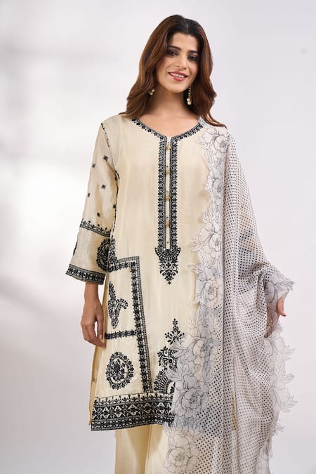 Alaya Advani White Georgette Embroidery Split V-neck Flower Kurta Pant Set Online at Aza Fashions Alaya Advani_White Georgette Embroidery Split V-neck Flower Kurta Pant Set _Online_at_Aza_Fashions