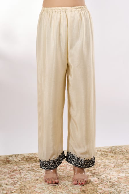 Shop Alaya Advani White Georgette Embroidery Split V-neck Flower Kurta Pant Set Online at Aza Fashions Shop_Alaya Advani_White Georgette Embroidery Split V-neck Flower Kurta Pant Set _Online_at_Aza_Fashions