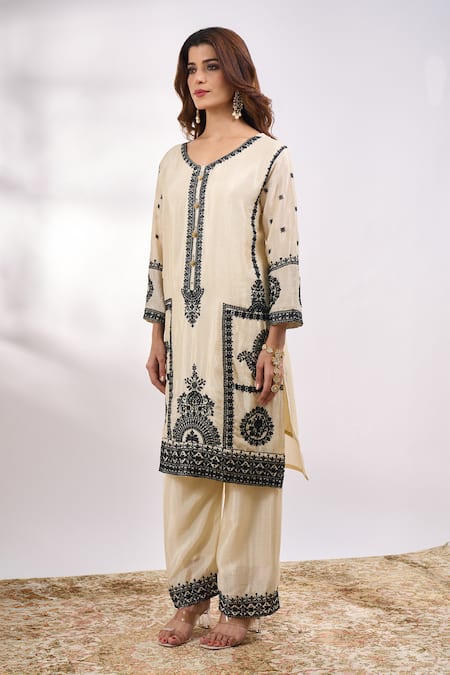 Shop Alaya Advani White Georgette Embroidery Split V-neck Flower Kurta Pant Set Shop_Alaya Advani_White Georgette Embroidery Split V-neck Flower Kurta Pant Set