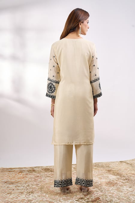 Shop Alaya Advani White Georgette Embroidery Split V-neck Flower Kurta Pant Set at Aza Fashions Shop_Alaya Advani_White Georgette Embroidery Split V-neck Flower Kurta Pant Set _at_Aza_Fashions