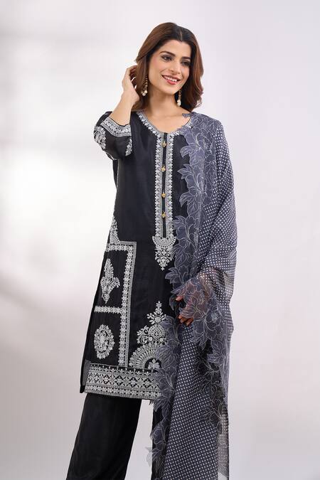 Alaya Advani_Black Georgette Embroidery, Cut Work V-neck Floral Kurta Pant Set _Online_at_Aza_Fashions