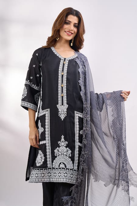 Buy_Alaya Advani_Black Georgette Embroidery, Cut Work V-neck Floral Kurta Pant Set _Online_at_Aza_Fashions