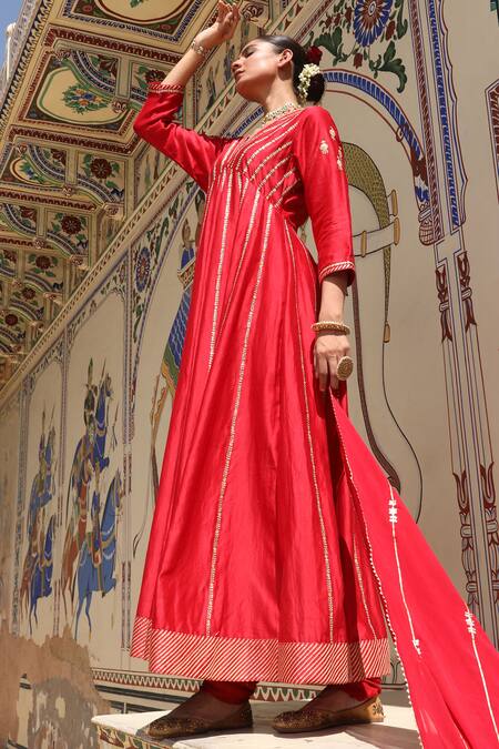 Buy_Amoree by Shikha Chaudhry_Red Silk Embroidery, Zari V-neck Begam Anarkali With Dupatta 