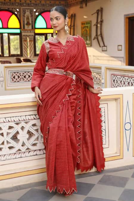 Amoree by Shikha Chaudhry_Red Chanderi Silk Embroidery, Zari V-neck Zig Zag Pattern Saree And Blouse Set _Online_at_Aza_Fashions