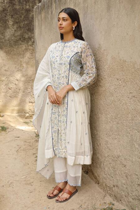 Shop Amoree by Shikha Chaudhry Off White Cotton, Silk Embroidery Round Neck Floral Pattern Kurta Set Online at Aza Fashions Shop_Amoree by Shikha Chaudhry_Off White Cotton, Silk Embroidery Round Neck Floral Pattern Kurta Set _Online_at_Aza_Fashions