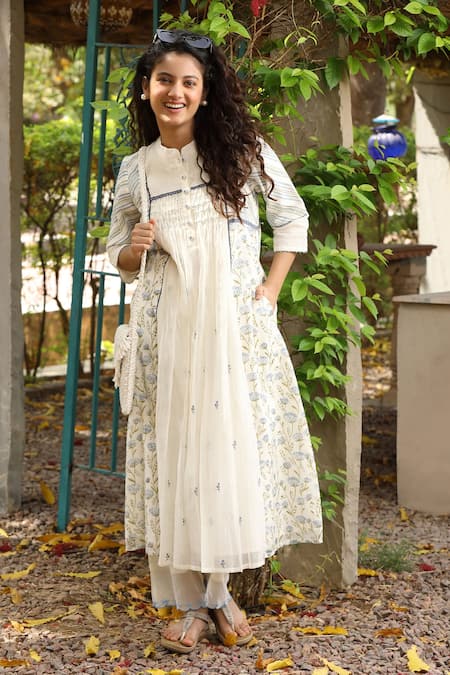 Amoree by Shikha Chaudhry Off White Cotton, Silk Embroidery Mandarin Collar Asmee Floral Pattern Kurta Set Online at Aza Fashions Amoree by Shikha Chaudhry_Off White Cotton, Silk Embroidery Mandarin Collar Asmee Floral Pattern Kurta Set _Online_at_Aza_Fashions