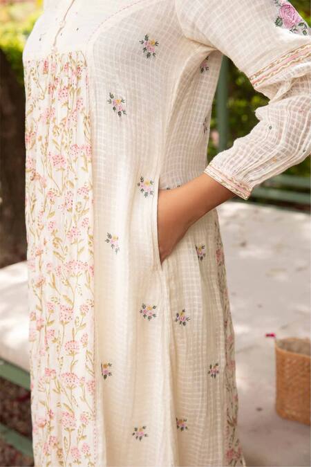 Amoree by Shikha Chaudhry_Off White Cotton, Silk Embroidery Split V-neck Floral Patterm Kurta With Pant _Online_at_Aza_Fashions