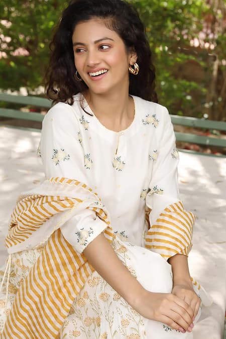Buy_Amoree by Shikha Chaudhry_Off White Cotton, Silk Embroidery Round Neck Butti Pattern Kurta Set _Online_at_Aza_Fashions