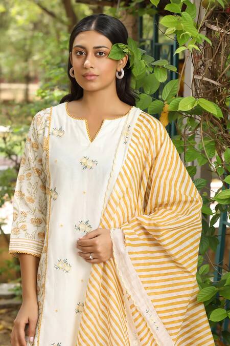 Amoree by Shikha Chaudhry_Off White Cotton, Silk Embroidery Split V-neck Butti Pattern Straight Kurta Set _Online_at_Aza_Fashions
