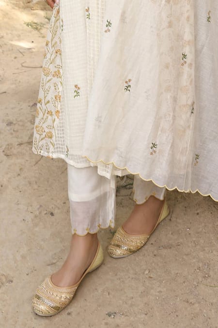 Amoree by Shikha Chaudhry_Off White Cotton, Silk Embroidery Split V-neck Placement Kurta Set _Online_at_Aza_Fashions