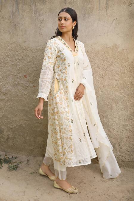 Shop_Amoree by Shikha Chaudhry_Off White Cotton, Silk Embroidery Split V-neck Placement Kurta Set _Online_at_Aza_Fashions