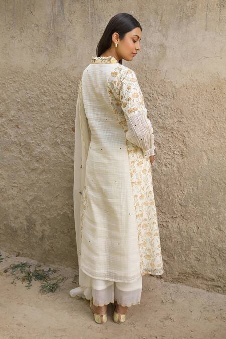 Amoree by Shikha Chaudhry_Off White Cotton, Silk Embroidery Split V-neck Placement Kurta Set _at_Aza_Fashions