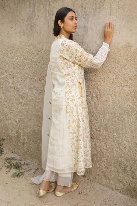 Buy_Amoree by Shikha Chaudhry_Off White Cotton, Silk Embroidery Split V-neck Placement Kurta Set 