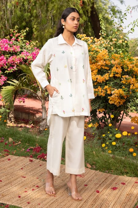 Amoree by Shikha Chaudhry_Off White Cotton, Silk Embroidery Collared Floral Shirt With Pant _at_Aza_Fashions