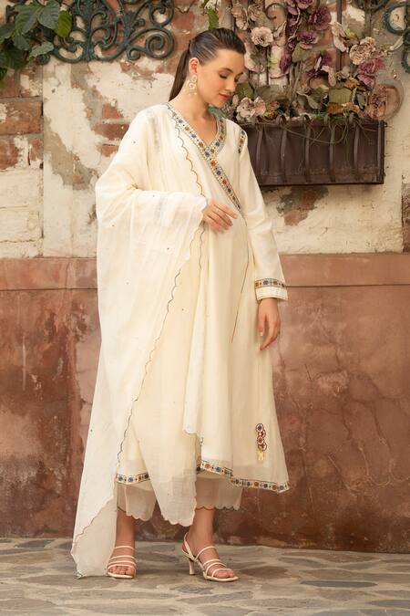Amoree by Shikha Chaudhry_Ivory Cotton Embroidery V-neck Meherbaan Angrkha Kurta Set _Online_at_Aza_Fashions