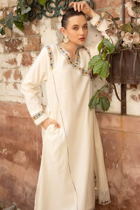 Amoree by Shikha Chaudhry_Ivory Cotton Embroidery V-neck Meherbaan Angrkha Kurta Set _at_Aza_Fashions