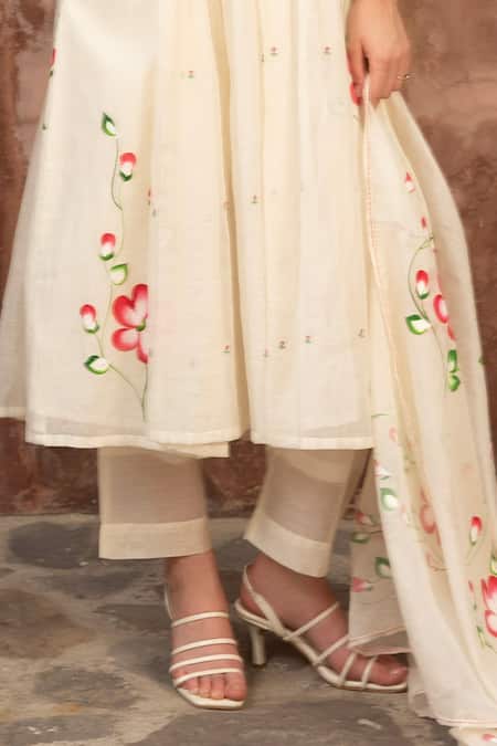 Amoree by Shikha Chaudhry_Ivory Cotton Embroidery Mandarin Collar Bloom Pattern Kurta Set _Online_at_Aza_Fashions