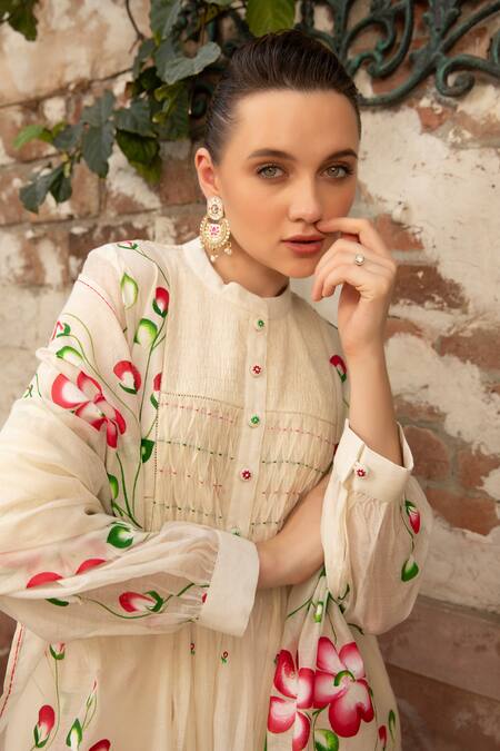 Amoree by Shikha Chaudhry_Ivory Cotton Embroidery Mandarin Collar Bloom Pattern Kurta Set _at_Aza_Fashions