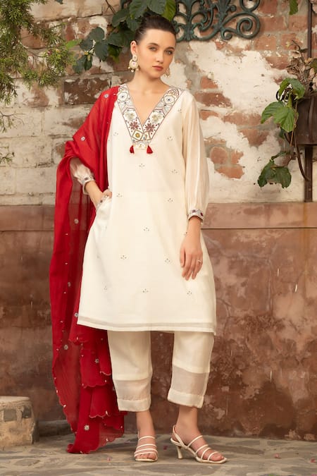 Amoree india Ivory Cotton Embroidery, Tassels V-neck Floral Pattern Kurta Set 