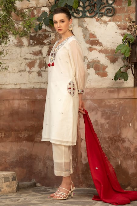 Amoree by Shikha Chaudhry_Ivory Cotton Embroidery, Tassels V-neck Floral Pattern Kurta Set _at_Aza_Fashions