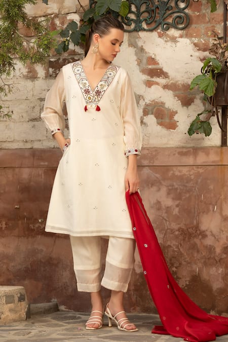 Buy_Amoree by Shikha Chaudhry_Ivory Cotton Embroidery, Tassels V-neck Floral Pattern Kurta Set 