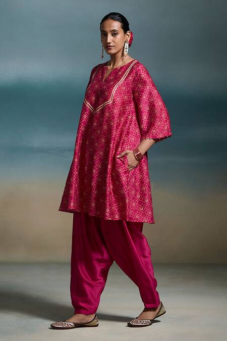 Dressfolk_Pink Modal Sequins Split V-neck Kritika Printed Kurta Set_Online_at_Aza_Fashions