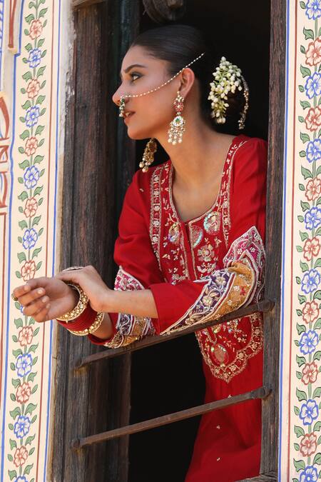 Buy_Amoree by Shikha Chaudhry_Red Silk Embroidery, Sequins Round Neck Zaheen Floral Short Anarkali Set 