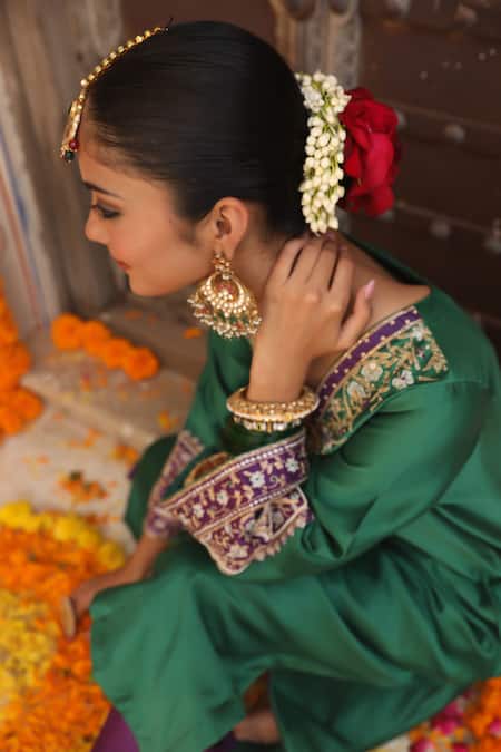 Amoree by Shikha Chaudhry_Green Silk Zari, Embroidery V-neck Heena Kurta Set _Online_at_Aza_Fashions