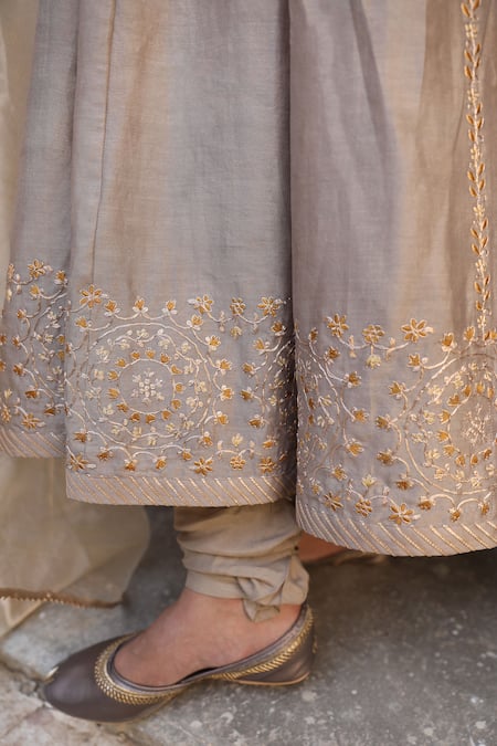 Buy_Amoree by Shikha Chaudhry_Gray Silk Embroidery V-neck Pal Anarkali With Dupatta 