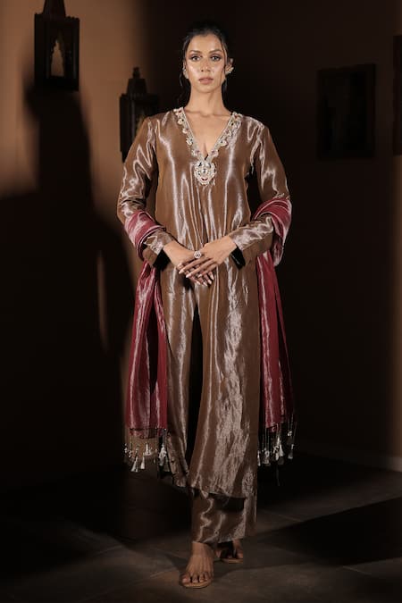 Vana Ethnics_Brown Tissue Gemstones, Pearls, The Tamra Sundari Neckline Embroidered Kurta Set _Online_at_Aza_Fashions