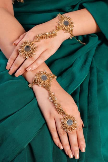 Vaidaan Amulya Embellished Haathphool 