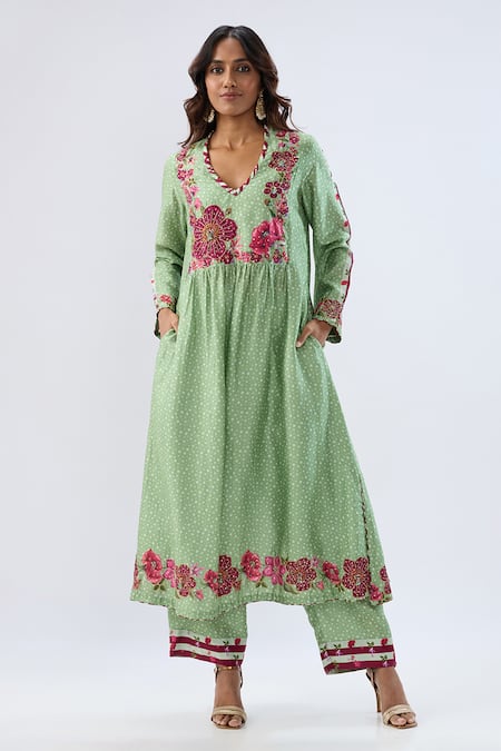 Label Niti Bothra_Green Tencel, Silk Beads, Sequins, Embroidery V-neck Floral Pattern Kurta Set _Online_at_Aza_Fashions
