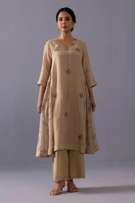 Buy_Label Shreya Sharma_Beige Chanderi Embroidery V-neck Sagarika Thread Placement Kurta Set _Online_at_Aza_Fashions