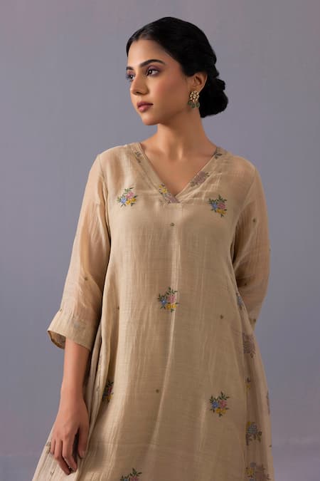 Buy_Label Shreya Sharma_Beige Chanderi Embroidery V-neck Sagarika Thread Placement Kurta Set 