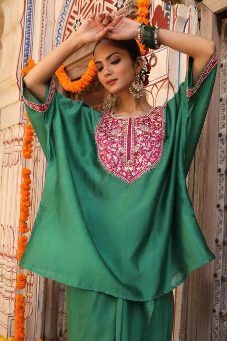 Buy_Amoree by Shikha Chaudhry_Green Silk Embroidery Round Neck Hayaat Kaftan Set 