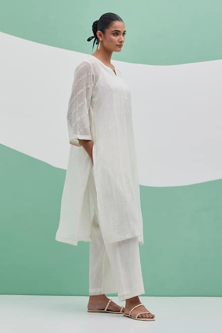 Priya Chaudhary_White Chanderi Embroidery Split V-neck Aafreen Kurta Set _Online_at_Aza_Fashions