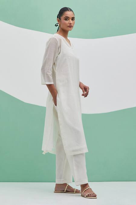Shop Priya Chaudhary White Chanderi Embroidery V-neck Sahiba Kurta Set Online at Aza Fashions Shop_Priya Chaudhary_White Chanderi Embroidery V-neck Sahiba Kurta Set _Online_at_Aza_Fashions