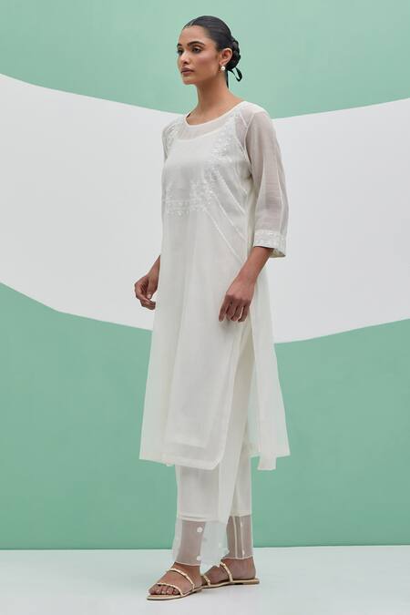 Priya Chaudhary_White Chanderi Embroidery Round Neck Meenu Kurta Set _at_Aza_Fashions