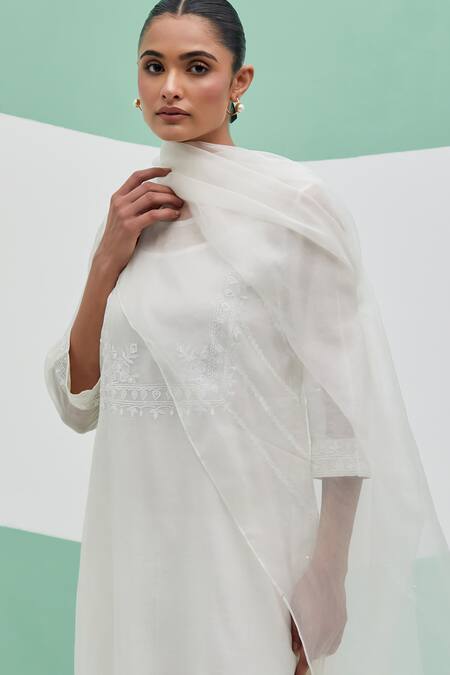 Buy_Priya Chaudhary_White Chanderi Embroidery Round Neck Meenu Kurta Set 